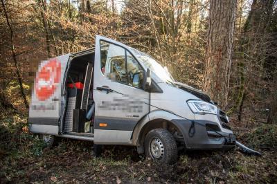 Baltmannsweiler: Transporter faehrt gegen Baum - Fahrer eingeklemmt und verletzt